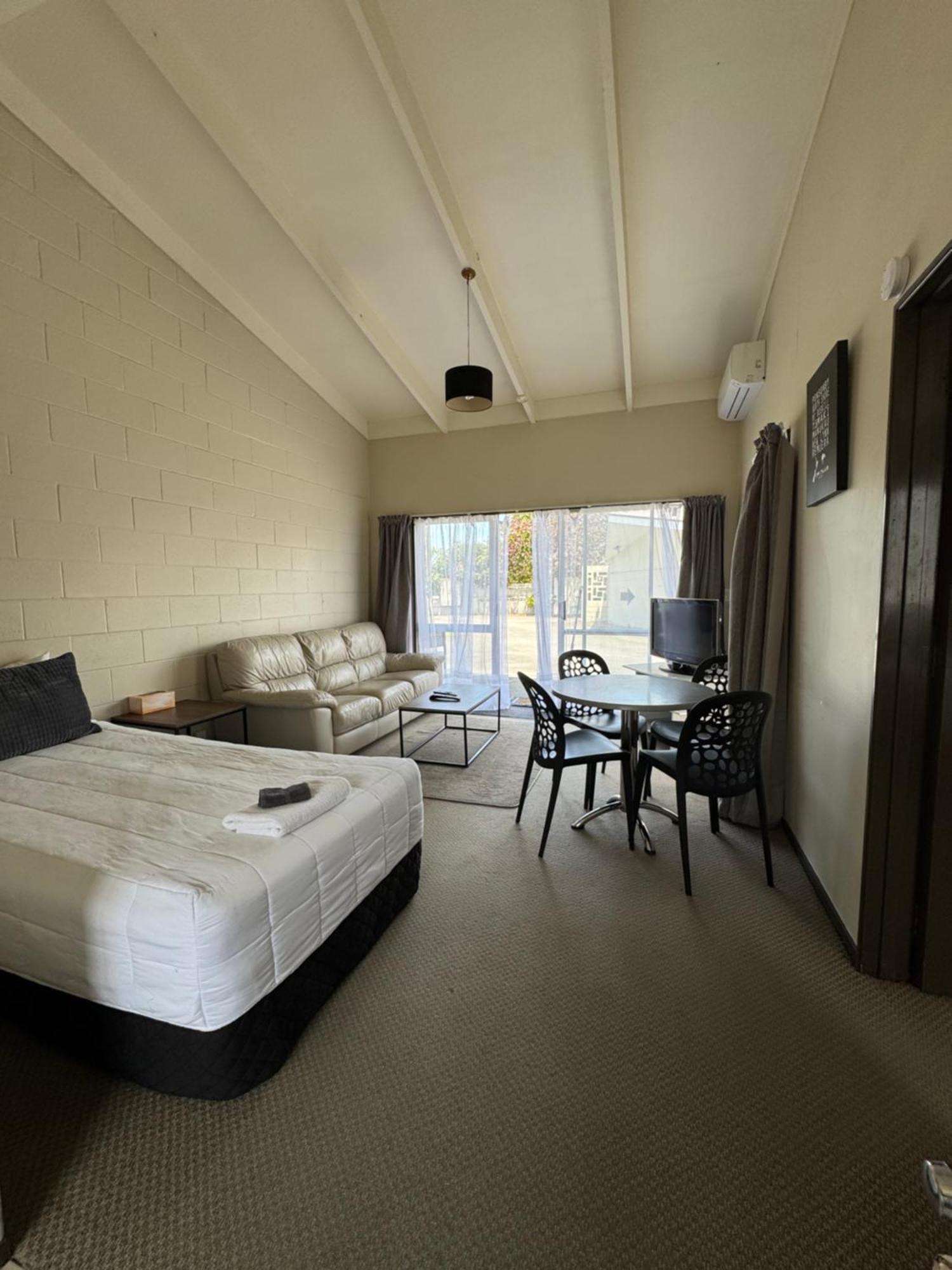 Fountain Court Motel Тауранга Экстерьер фото